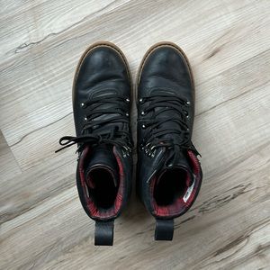 Tom’s size 8.5 boots
